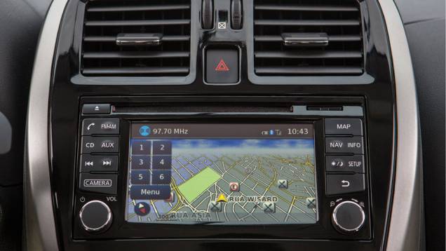 Versão topo-de-linha SL traz nova central multimídia com tela de 5,8 polegadas, GPS e câmera de ré | <a href="https://preprod.quatrorodas.abril.com.br/carros/lancamentos/nissan-new-march-782972.shtml" rel="migration">Leia mais</a> Versão topo-de-linha SL traz nova central multimídia com tela de 5,8 polegadas, GPS e câmera de ré | <a href="https://preprod.quatrorodas.abril.com.br/carros/lancamentos/nissan-new-march-782972.shtml" rel="migration">Leia mais</a>