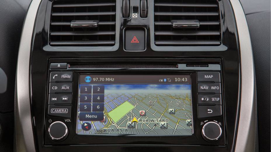 Vers&atilde;o topo-de-linha SL traz nova central multim&iacute;dia com tela de 5,8 polegadas, GPS e c&acirc;mera de r&eacute; | <a href="https://preprod.quatrorodas.abril.com.br/carros/lancamentos/nissan-new-march-782972.shtml" rel="migration">Leia mais</a>