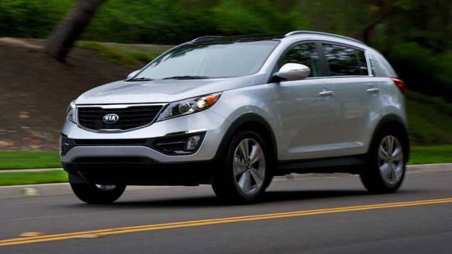 A frente traz uma nova grade e faróis de neblina redesenhados na versão EX | <a href="https://preprod.quatrorodas.abril.com.br/noticias/fabricantes/kia-revela-facelift-sportage-2014-eua-754251.shtml" rel="migration">Leia mais</a> A frente traz uma nova grade e faróis de neblina redesenhados na versão EX | <a href="https://preprod.quatrorodas.abril.com.br/noticias/fabricantes/kia-revela-facelift-sportage-2014-eua-754251.shtml" rel="migration">Leia mais</a>