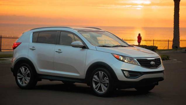Opcionalmente, o SUV pode vir com faróis com LED, já oferecidos na versão vendida no Brasil | <a href="https://preprod.quatrorodas.abril.com.br/noticias/fabricantes/kia-revela-facelift-sportage-2014-eua-754251.shtml" rel="migration">Leia mais</a> Opcionalmente, o SUV pode vir com faróis com LED, já oferecidos na versão vendida no Brasil | <a href="https://preprod.quatrorodas.abril.com.br/noticias/fabricantes/kia-revela-facelift-sportage-2014-eua-754251.shtml" rel="migration">Leia mais</a>