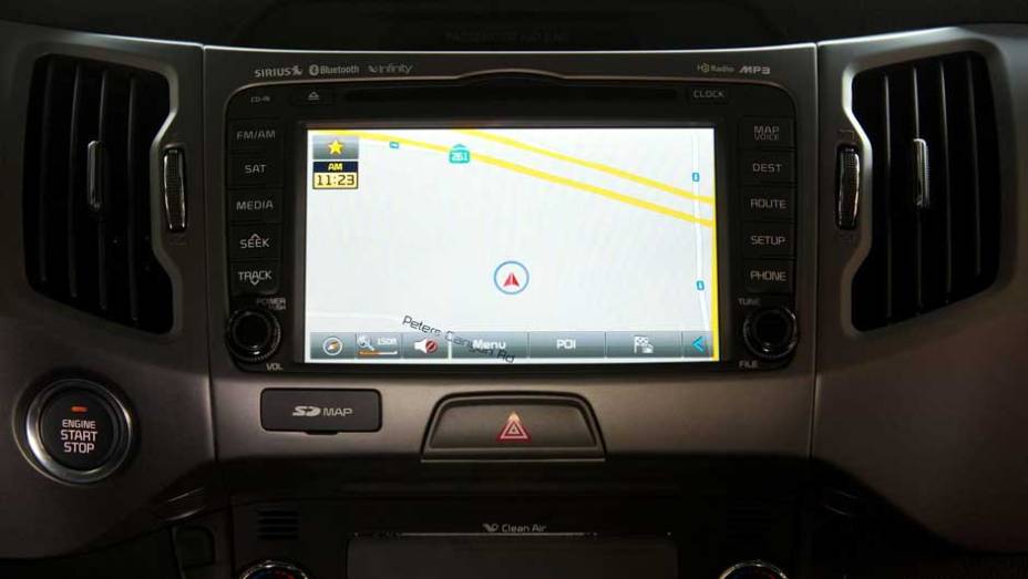 O sistema multimídia tem GPS, rádio via satélite e navegação na internet pelo smartphone | <a href="https://preprod.quatrorodas.abril.com.br/noticias/fabricantes/kia-revela-facelift-sportage-2014-eua-754251.shtml" rel="migration">Leia mais</a>