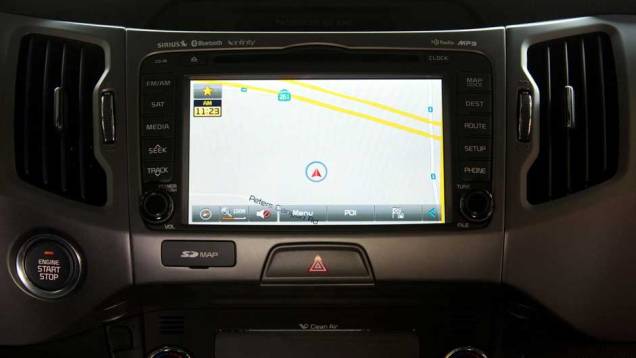 O sistema multimídia tem GPS, rádio via satélite e navegação na internet pelo smartphone | <a href="https://preprod.quatrorodas.abril.com.br/noticias/fabricantes/kia-revela-facelift-sportage-2014-eua-754251.shtml" rel="migration">Leia mais</a> O sistema multimídia tem GPS, rádio via satélite e navegação na internet pelo smartphone | <a href="https://preprod.quatrorodas.abril.com.br/noticias/fabricantes/kia-revela-facelift-sportage-2014-eua-754251.shtml" rel="migration">Leia mais</a>