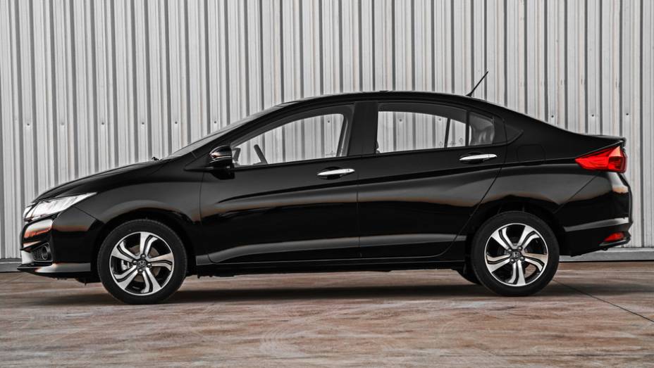 O design esportivo do Fit ganhou um toque de requinte no City | <a href="https://preprod.quatrorodas.abril.com.br/carros/lancamentos/honda-city-800143.shtml" rel="migration">Leia mais</a>