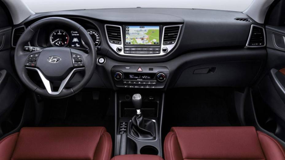 O interior está mais harmonioso e bem-acabado, incluindo itens como central multimídia com GPS e ar-condicionado digital | <a href="https://preprod.quatrorodas.abril.com.br/noticias/saloes/genebra-2015/nova-tucson-finalmente-revelada-837100.shtml" rel="migration">Leia mais</a> O interior está mais harmonioso e bem-acabado, incluindo itens como central multimídia com GPS e ar-condicionado digital | <a href="https://preprod.quatrorodas.abril.com.br/noticias/saloes/genebra-2015/nova-tucson-finalmente-revelada-837100.shtml" rel="migration">Leia mais</a>