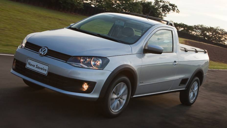 A configura&ccedil;&atilde;o b&aacute;sica fica bem mais atraente com o pacote Trend, que adiciona para-choques na cor do carro, calotas e outros itens | <a href="https://preprod.quatrorodas.abril.com.br/carros/lancamentos/vw-saveiro-2014-738896.shtml" rel="migration">Leia mais</a>