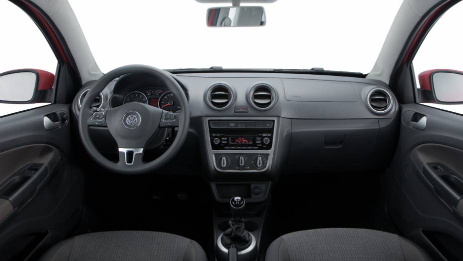Por dentro, temos um novo grafismo nos instrumentos e novas sa&iacute;das de ar-condicionado | <a href="https://preprod.quatrorodas.abril.com.br/carros/lancamentos/vw-saveiro-2014-738896.shtml" rel="migration">Leia mais</a>