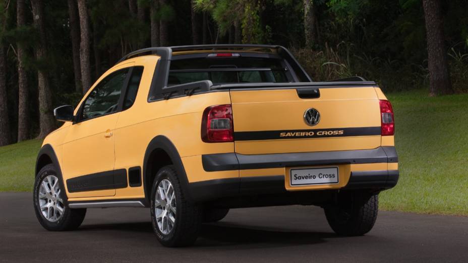 Al&eacute;m dos frisos laterais personalizados, a Saveiro Cross traz o nome estampado na tampa da ca&ccedil;amba | <a href="https://preprod.quatrorodas.abril.com.br/carros/lancamentos/vw-saveiro-2014-738896.shtml" rel="migration">Leia mais</a>