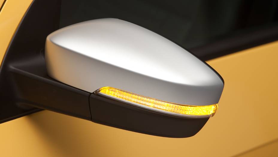 Os espelhos retrovisores t&ecirc;m luzes de seta embutidas e acabamento prateado | <a href="https://preprod.quatrorodas.abril.com.br/carros/lancamentos/vw-saveiro-2014-738896.shtml" rel="migration">Leia mais</a>