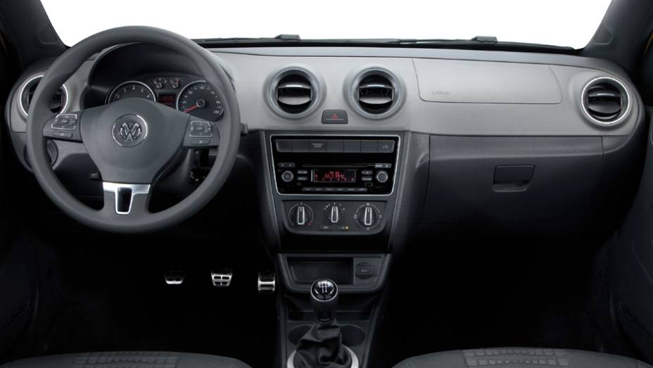 O interior tem detalhes em Piano Black, cromados e pedaleiras de alumínio | <a href="https://preprod.quatrorodas.abril.com.br/carros/lancamentos/vw-saveiro-2014-738896.shtml" rel="migration">Leia mais</a>