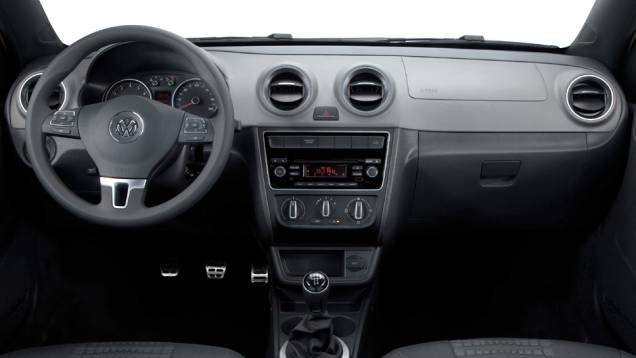 O interior tem detalhes em Piano Black, cromados e pedaleiras de alumínio | <a href="https://preprod.quatrorodas.abril.com.br/carros/lancamentos/vw-saveiro-2014-738896.shtml" rel="migration">Leia mais</a> O interior tem detalhes em Piano Black, cromados e pedaleiras de alumínio | <a href="https://preprod.quatrorodas.abril.com.br/carros/lancamentos/vw-saveiro-2014-738896.shtml" rel="migration">Leia mais</a>