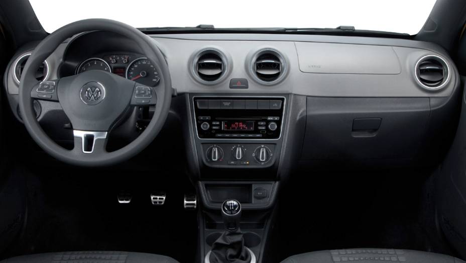 O interior tem detalhes em Piano Black, cromados e pedaleiras de alum&iacute;nio | <a href="https://preprod.quatrorodas.abril.com.br/carros/lancamentos/vw-saveiro-2014-738896.shtml" rel="migration">Leia mais</a>