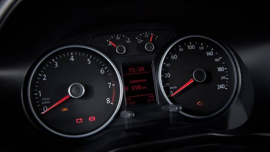 Painel de instrumentos oferece f&aacute;cil leitura das informa&ccedil;&otilde;es e computador de bordo I-System | <a href="https://preprod.quatrorodas.abril.com.br/carros/lancamentos/vw-saveiro-2014-738896.shtml" rel="migration">Leia mais</a>