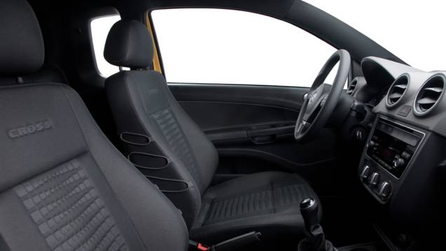 Bancos possuem fios laterais feitos de plástico reciclado e detalhes em baixo relevo | <a href="https://preprod.quatrorodas.abril.com.br/carros/lancamentos/vw-saveiro-2014-738896.shtml" rel="migration">Leia mais</a> Bancos possuem fios laterais feitos de plástico reciclado e detalhes em baixo relevo | <a href="https://preprod.quatrorodas.abril.com.br/carros/lancamentos/vw-saveiro-2014-738896.shtml" rel="migration">Leia mais</a>