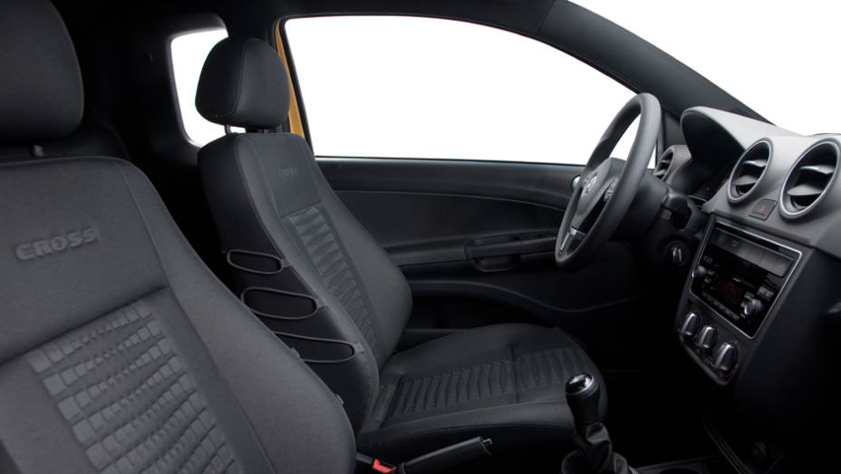 Bancos possuem fios laterais feitos de pl&aacute;stico reciclado e detalhes em baixo relevo | <a href="https://preprod.quatrorodas.abril.com.br/carros/lancamentos/vw-saveiro-2014-738896.shtml" rel="migration">Leia mais</a>