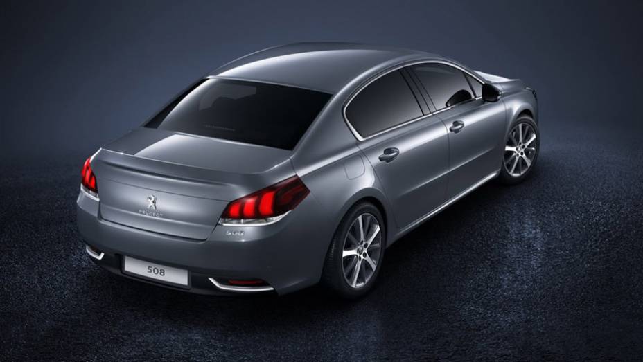 Atrás, o 508 traz novas lanternas e para-choque redesenhado | <a href="https://preprod.quatrorodas.abril.com.br/noticias/saloes/paris-2014/peugeot-muda-visual-508-786474.shtml" rel="migration">Leia mais</a>