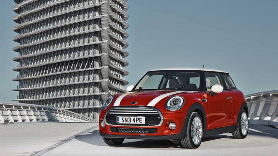 Logo de cara reconhecemos seu parentesco com o antigo Morris Mini, mesmo com o novo visual | <a href="https://preprod.quatrorodas.abril.com.br/carros/lancamentos/mini-cooper-2014-760542.shtml" rel="migration">Leia mais</a>