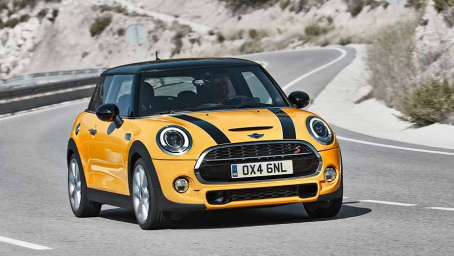 Os far&oacute;is redondos ficaram maiores e ganharam LEDs, lembrando o conceito Rocketman; a grade frontal ficou mais larga | <a href="https://preprod.quatrorodas.abril.com.br/carros/lancamentos/mini-cooper-2014-760542.shtml" rel="migration">Leia mais</a>
