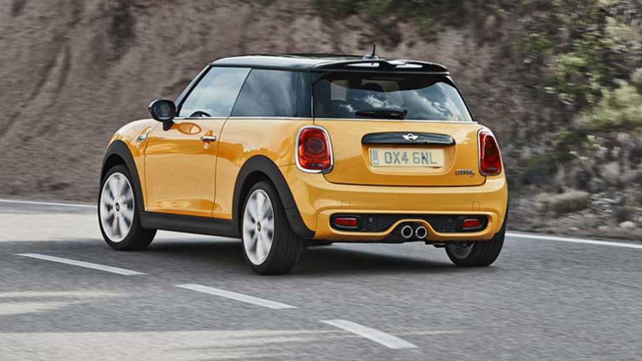 Atrás, as lanternas ficaram maiores e preservaram o antigo formato | <a href="https://preprod.quatrorodas.abril.com.br/carros/lancamentos/mini-cooper-2014-760542.shtml" rel="migration">Leia mais</a>