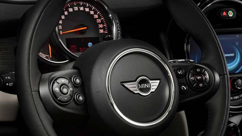 Charmoso, o painel agora traz o velocímetro em seu lugar devido, ou seja, atrás do volante | <a href="https://preprod.quatrorodas.abril.com.br/carros/lancamentos/mini-cooper-2014-760542.shtml" rel="migration">Leia mais</a>