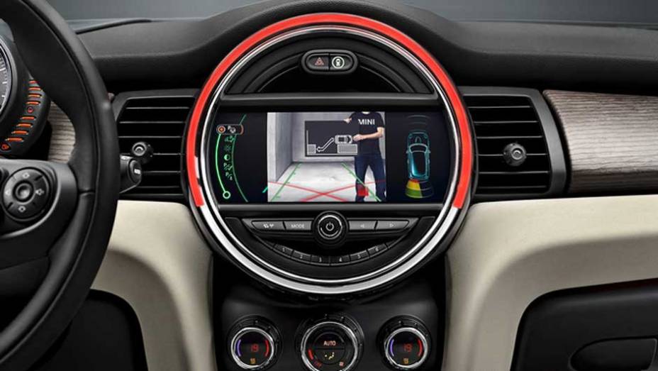 O chamativo mostrador redondo central exibe informa&ccedil;&otilde;es do sistema multim&iacute;dia | <a href="https://preprod.quatrorodas.abril.com.br/carros/lancamentos/mini-cooper-2014-760542.shtml" rel="migration">Leia mais</a>