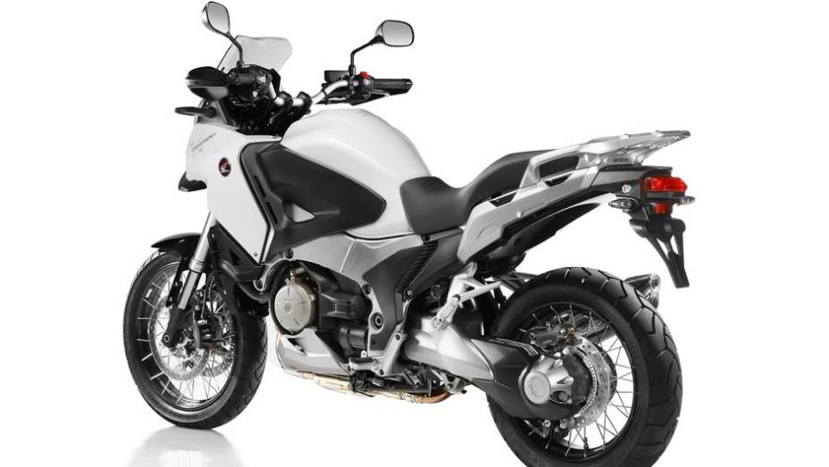 O modelo aventureiro passa a ser disponibilizado nas concessionárias da marca japonesa por R$ 79.900 e tem um ano de garantia | <a href="%20https://preprod.quatrorodas.abril.com.br/moto/noticias/honda-vfr-1200x-crosstourer-729192.shtml" rel="migration">Leia mais</a>