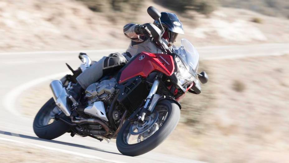 Um dos maiores atrativos da VFR 1200X Crosstourer promete ser o câmbio de dupla embreagem | <a href="%20https://preprod.quatrorodas.abril.com.br/moto/noticias/honda-vfr-1200x-crosstourer-729192.shtml" rel="migration">Leia mais</a>