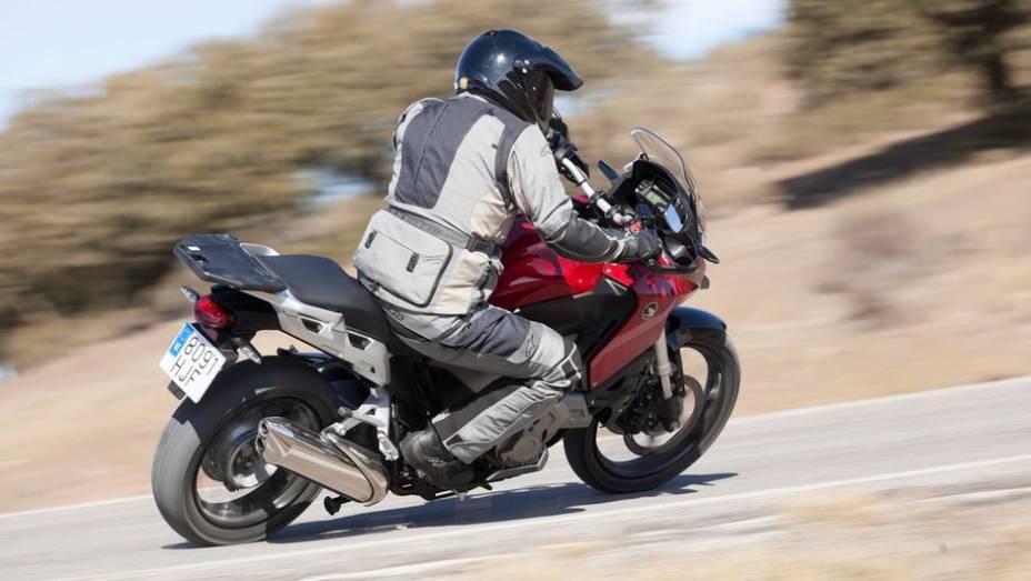 Ele entrega potência máxima de 129,2 cavalos e 12,8 kgfm de torque (a 6.500 rpm) | <a href="https://preprod.quatrorodas.abril.com.br/moto/noticias/honda-vfr-1200x-crosstourer-729192.shtml" rel="migration">Leia mais</a>