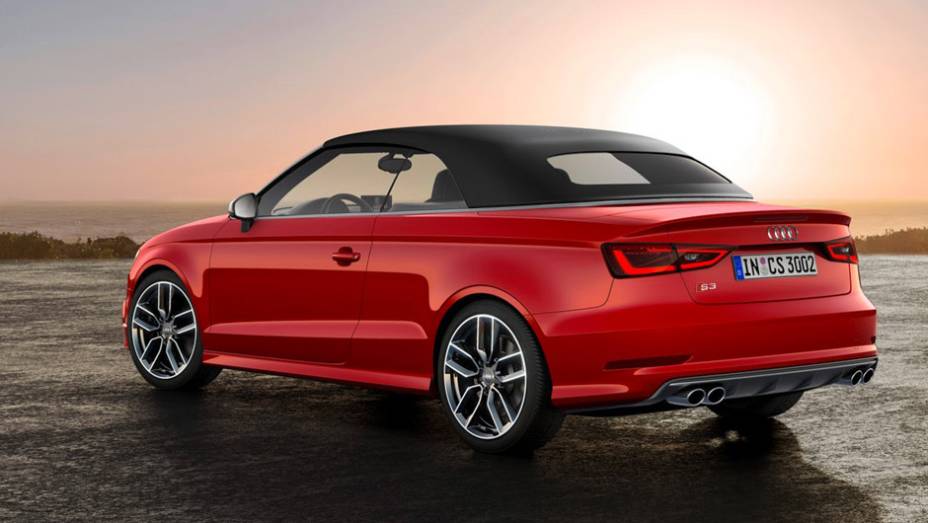 As quatro saídas de escapamento são exclusivas desta versão | <a href="https://preprod.quatrorodas.abril.com.br/noticias/saloes/genebra-2014/audi-revela-novo-s3-cabriolet-773912.shtml" rel="migration">Leia mais</a>