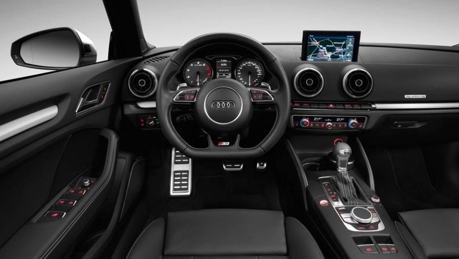 Com volante achatado e acabamento com apliques de alumínio, o interior do S3 Cabrio é mais esportivo que o da linha A3 | <a href="https://preprod.quatrorodas.abril.com.br/noticias/saloes/genebra-2014/audi-revela-novo-s3-cabriolet-773912.shtml" rel="migration">Leia mais</a>