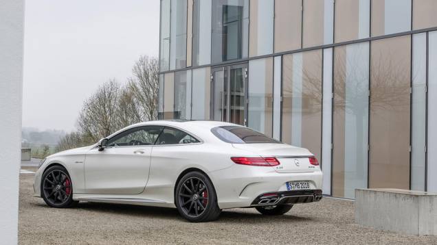 O carro têm novos para-choques, para-lamas alargados e as quatro saídas de escapamento cromadas | <a href="https://preprod.quatrorodas.abril.com.br/noticias/fabricantes/mercedes-benz-mostra-s-63-amg-coupe-777171.shtml" rel="migration">Leia mais</a> O carro têm novos para-choques, para-lamas alargados e as quatro saídas de escapamento cromadas | <a href="https://preprod.quatrorodas.abril.com.br/noticias/fabricantes/mercedes-benz-mostra-s-63-amg-coupe-777171.shtml" rel="migration">Leia mais</a>