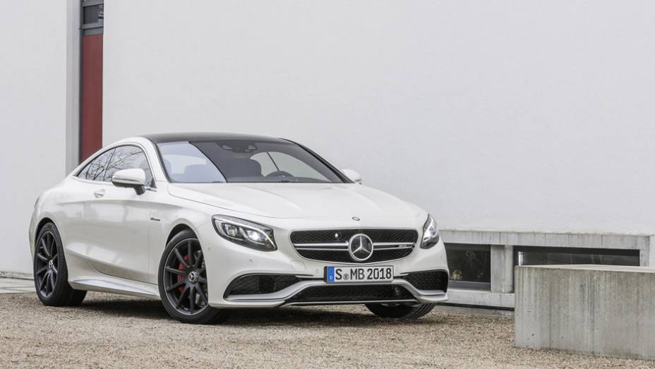 O modelo é recheado de itens tecnológicos como suspensão a ar Airmatic | <a href="https://preprod.quatrorodas.abril.com.br/noticias/fabricantes/mercedes-benz-mostra-s-63-amg-coupe-777171.shtml" rel="migration">Leia mais</a>