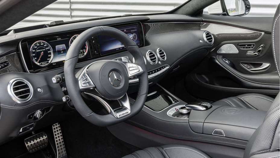 Internamente vem com volante de três raios com base achatada e ...| <a href="https://preprod.quatrorodas.abril.com.br/noticias/fabricantes/mercedes-benz-mostra-s-63-amg-coupe-777171.shtml" rel="migration">Leia mais</a>