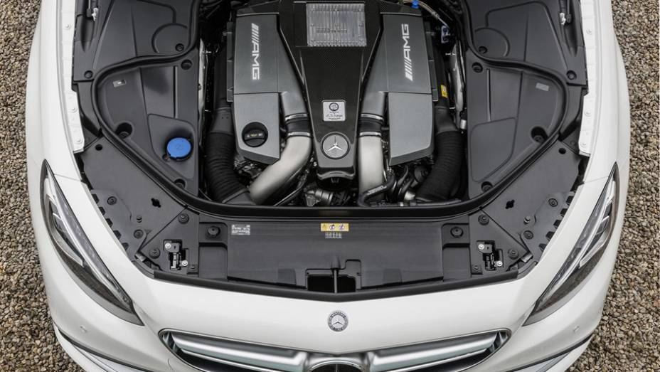 Movido por um motor 5.5 V8 biturbo, ele tem 577 cv | <a href="https://preprod.quatrorodas.abril.com.br/noticias/fabricantes/mercedes-benz-mostra-s-63-amg-coupe-777171.shtml" rel="migration">Leia mais</a>