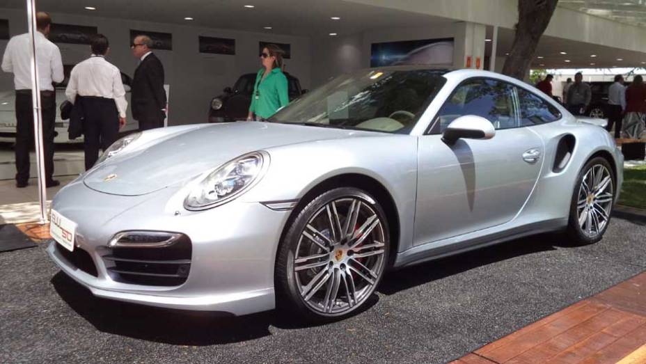 A Porsche exibe o 911 Turbo, vendido pela bagatela de 899 mil reais | <a href="https://preprod.quatrorodas.abril.com.br/noticias/fabricantes/auto-premium-show-abre-portas-sp-760626.shtml" rel="migration">Leia mais</a>