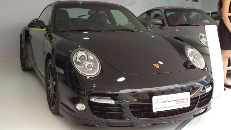 Ao seu lado estão modelos de outras gerações, como este 911 Edition 918 Spyder, vendido só para quem reservou um 918 Spyder | <a href="https://preprod.quatrorodas.abril.com.br/noticias/fabricantes/auto-premium-show-abre-portas-sp-760626.shtml" rel="migration">Leia mais</a>