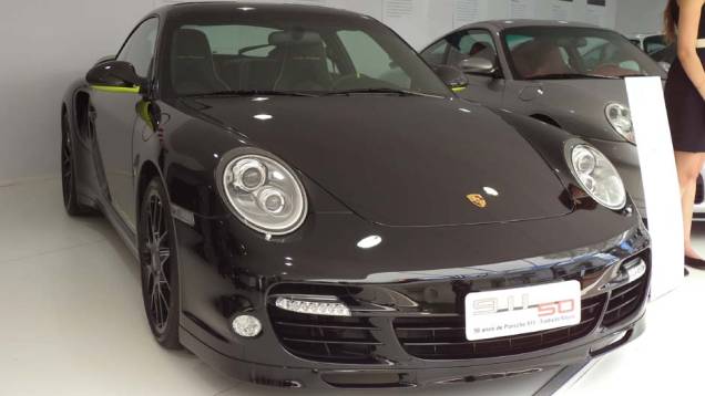 Ao seu lado estão modelos de outras gerações, como este 911 Edition 918 Spyder, vendido só para quem reservou um 918 Spyder | <a href="https://preprod.quatrorodas.abril.com.br/noticias/fabricantes/auto-premium-show-abre-portas-sp-760626.shtml" rel="migration">Leia mais</a> Ao seu lado estão modelos de outras gerações, como este 911 Edition 918 Spyder, vendido só para quem reservou um 918 Spyder | <a href="https://preprod.quatrorodas.abril.com.br/noticias/fabricantes/auto-premium-show-abre-portas-sp-760626.shtml" rel="migration">Leia mais</a>