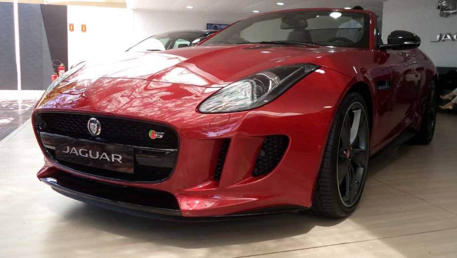 O belo F-Type é a estrela da Jaguar | <a href="https://preprod.quatrorodas.abril.com.br/noticias/fabricantes/auto-premium-show-abre-portas-sp-760626.shtml" rel="migration">Leia mais</a>