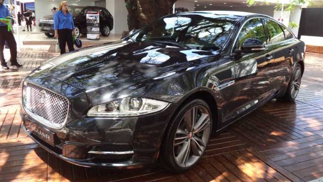 Pouco comum pelas ruas, o suntuoso XJ atrai olhares curiosos | <a href="https://preprod.quatrorodas.abril.com.br/noticias/fabricantes/auto-premium-show-abre-portas-sp-760626.shtml" rel="migration">Leia mais</a> Pouco comum pelas ruas, o suntuoso XJ atrai olhares curiosos | <a href="https://preprod.quatrorodas.abril.com.br/noticias/fabricantes/auto-premium-show-abre-portas-sp-760626.shtml" rel="migration">Leia mais</a>