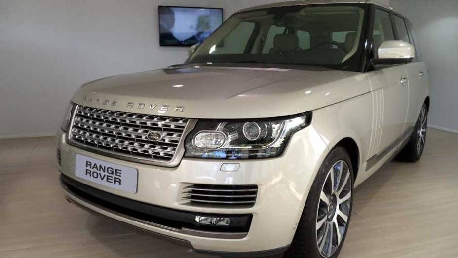 Recém-lançado, o Range Rover Vogue atrai fãs de SUVs | <a href="https://preprod.quatrorodas.abril.com.br/noticias/fabricantes/auto-premium-show-abre-portas-sp-760626.shtml" rel="migration">Leia mais</a>