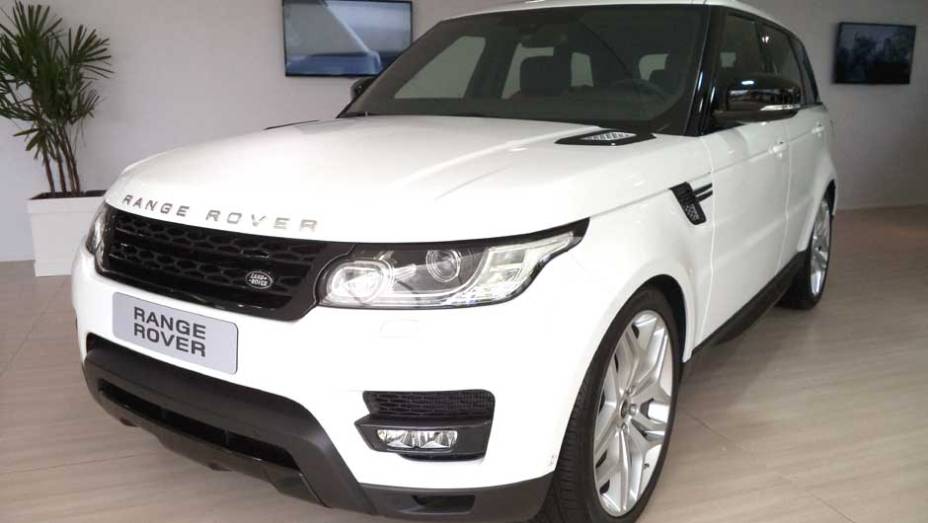 Mais nervoso, o Range Rover Sport é vendido com motorizações a diesel e gasolina | <a href="https://preprod.quatrorodas.abril.com.br/noticias/fabricantes/auto-premium-show-abre-portas-sp-760626.shtml" rel="migration">Leia mais</a>