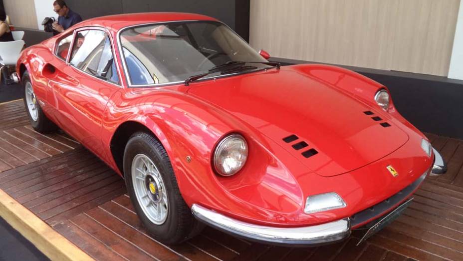 A Private Collections, famosa loja de venda de clássicos, levou ao evento uma Ferrari Dino | <a href="https://preprod.quatrorodas.abril.com.br/noticias/fabricantes/auto-premium-show-abre-portas-sp-760626.shtml" rel="migration">Leia mais</a>