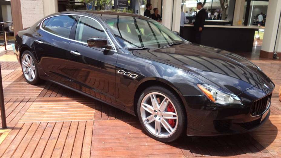 Já a Via Italia, importadora oficial da Ferrari, preferiu investir na Maserati; esta é a Quattroporte | <a href="https://preprod.quatrorodas.abril.com.br/noticias/fabricantes/auto-premium-show-abre-portas-sp-760626.shtml" rel="migration">Leia mais</a>