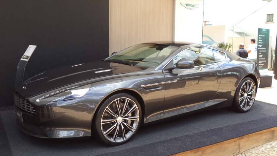 A Aston Martin rouba a cena com o Virage | <a href="https://preprod.quatrorodas.abril.com.br/noticias/fabricantes/auto-premium-show-abre-portas-sp-760626.shtml" rel="migration">Leia mais</a>