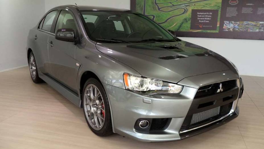 A Mitsubishi levou um Lancer Evo X, ícone das pistas de rali | <a href="https://preprod.quatrorodas.abril.com.br/noticias/fabricantes/auto-premium-show-abre-portas-sp-760626.shtml" rel="migration">Leia mais</a>