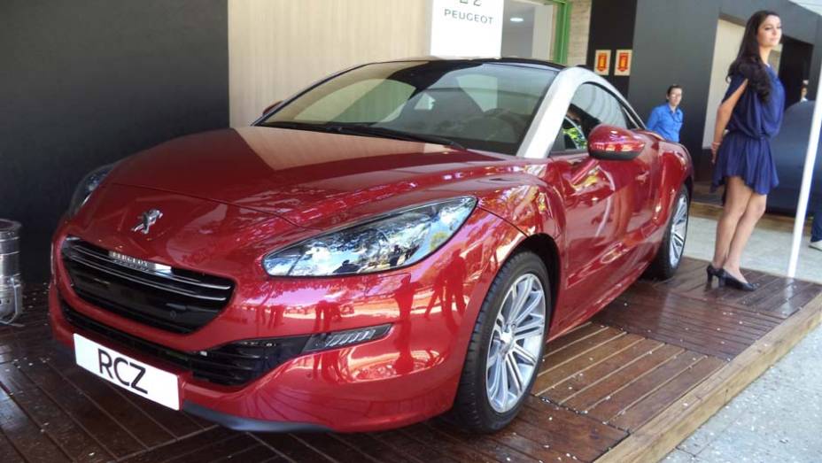 A Peugeot também marca presença no Auto Premium Show, com o 308 CC e o cupê RCZ; os ingressos para o evento custam R$ 75 | <a href="https://preprod.quatrorodas.abril.com.br/noticias/fabricantes/auto-premium-show-abre-portas-sp-760626.shtml" rel="migration">Leia mais</a>