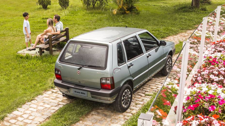 O nome faz uma brincadeira com a express&atilde;o grazie mille, ou muito obrigado, em italiano | <a href="https://preprod.quatrorodas.abril.com.br/noticias/fabricantes/fiat-lanca-serie-grazie-mille-763882.shtml" rel="migration">Leia mais</a>