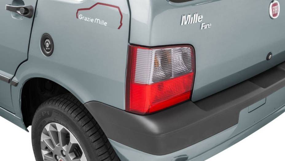 O logotipo Grazie Mille foi feito para esta vers&atilde;o | <a href="https://preprod.quatrorodas.abril.com.br/noticias/fabricantes/fiat-lanca-serie-grazie-mille-763882.shtml" rel="migration">Leia mais</a>