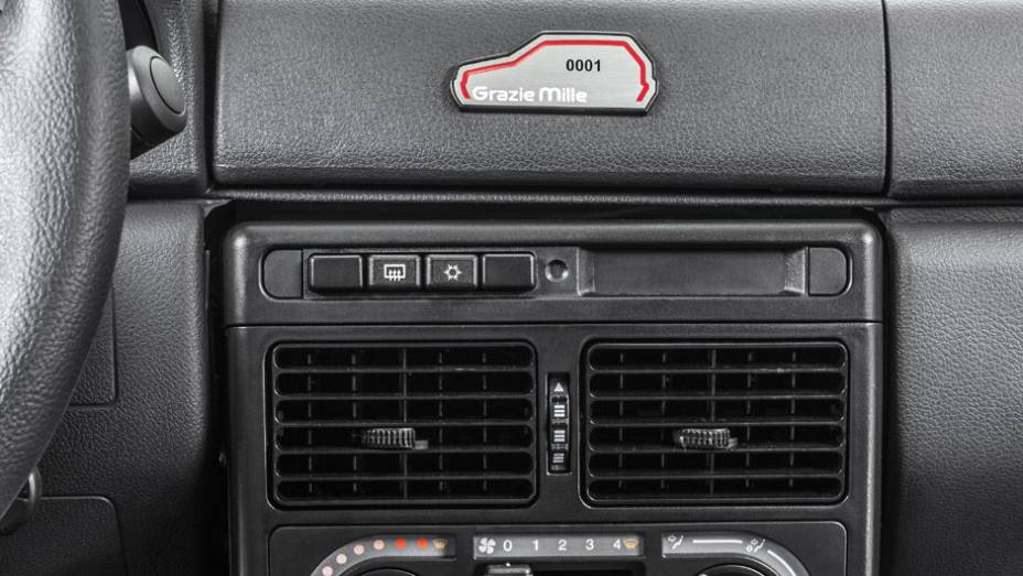 Plaqueta colada no console central exibe n&uacute;mero de s&eacute;rie da edi&ccedil;&atilde;o especial | <a href="https://preprod.quatrorodas.abril.com.br/noticias/fabricantes/fiat-lanca-serie-grazie-mille-763882.shtml" rel="migration">Leia mais</a>