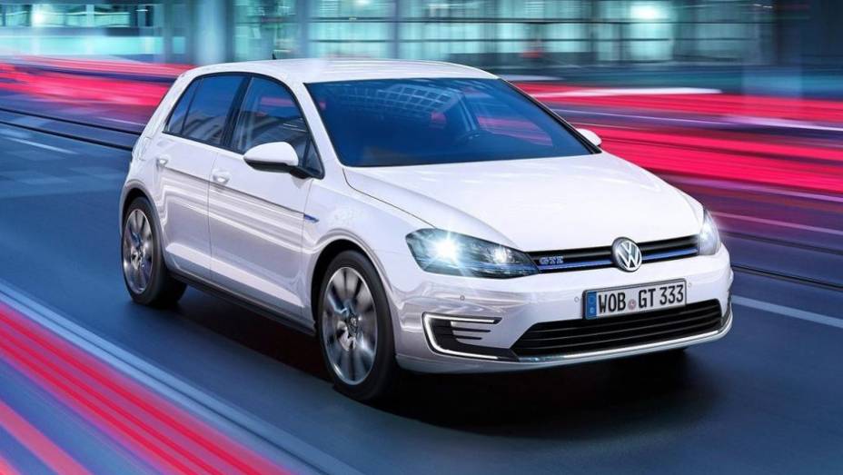 A versão híbrida plug-in do Golf será uma das atrações da VW no Salão de Genebra | <a href="https://preprod.quatrorodas.abril.com.br/noticias/saloes/genebra-2014/vw-golf-ganha-versao-hibrida-plug-in-774055.shtml" rel="migration">Leia mais</a>