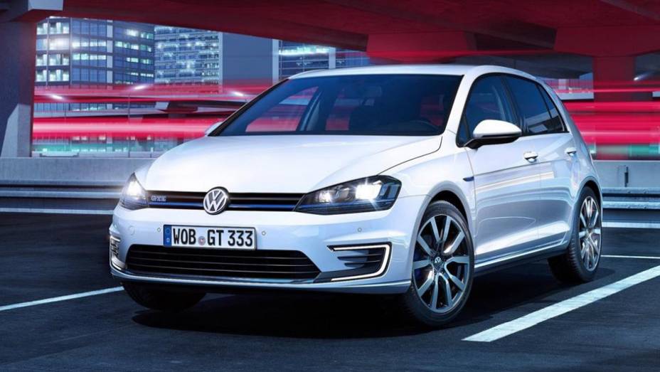 Visualmente, o desenho da grade e o logotipo são os únicos detalhes que entregam o GTE | <a href="https://preprod.quatrorodas.abril.com.br/noticias/saloes/genebra-2014/vw-golf-ganha-versao-hibrida-plug-in-774055.shtml" rel="migration">Leia mais</a>